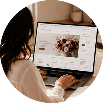 ecosistema-autoridad-digital-creadores-negocios Profesional construyendo un ecosistema de autoridad digital para una empresa mediante un sitio web estratégico y un sistema de contenido.